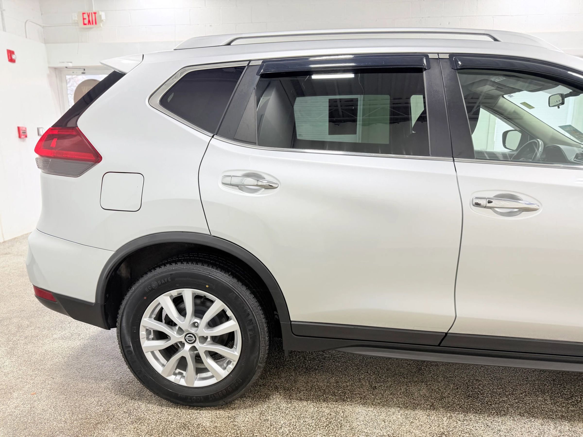 Used 2018 Nissan Rogue SV image 9