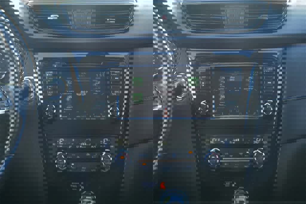 Used 2020 Nissan Rogue SV w/ Premium Package image 11