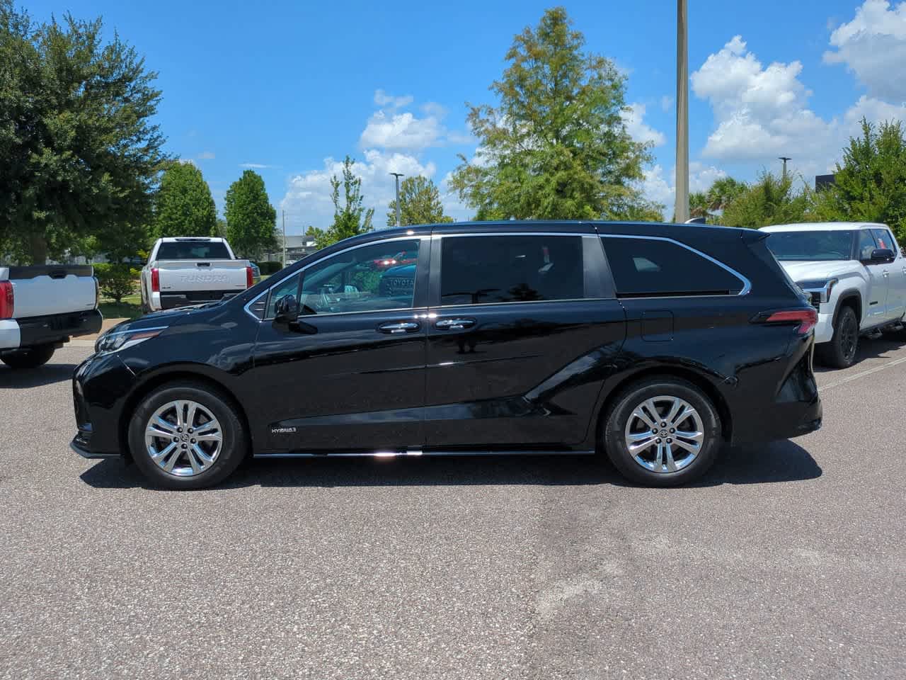Certified 2021 Toyota Sienna XSE AWD/4WD image 3