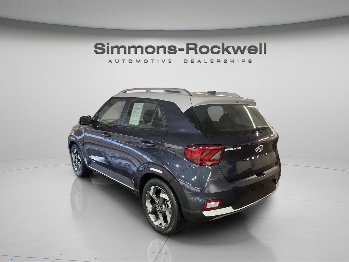 Used 2023 Hyundai Venue Limited image 7