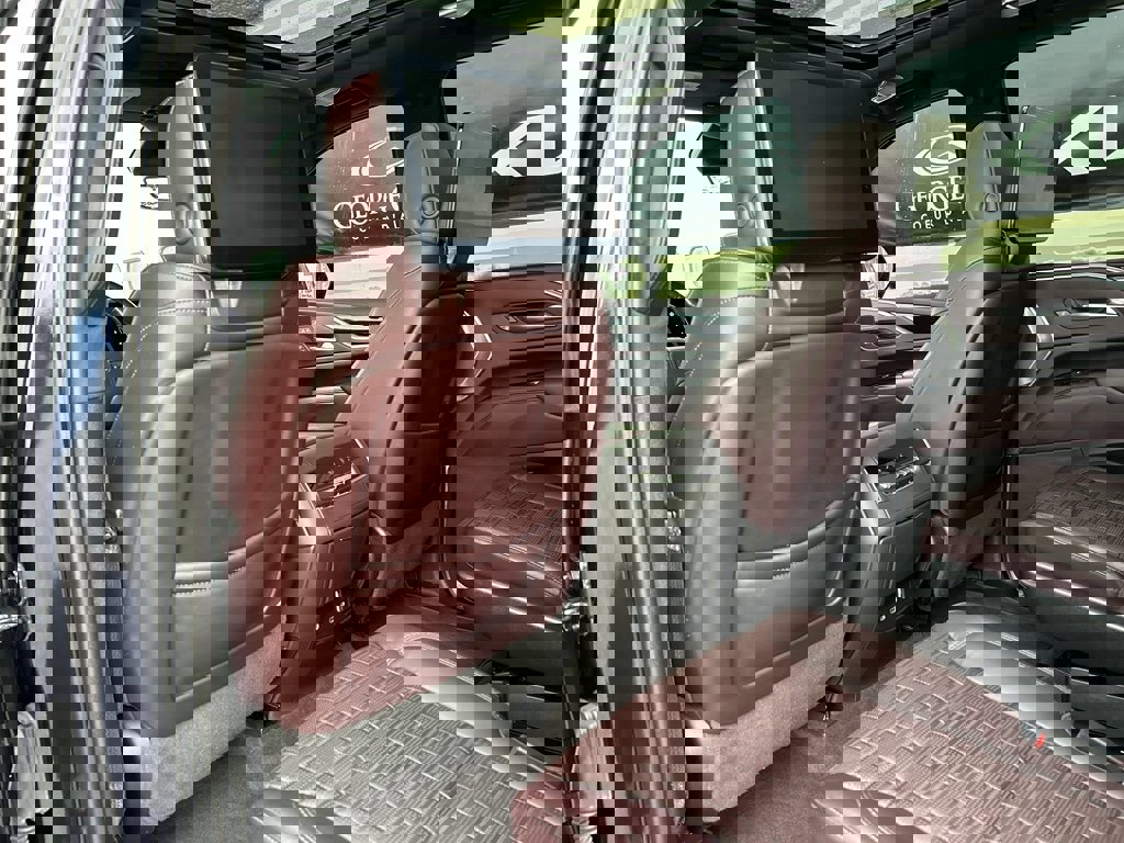 Used 2022 Cadillac Escalade Premium Luxury Platinum w/ Heavy-Duty Trailer Package image 13