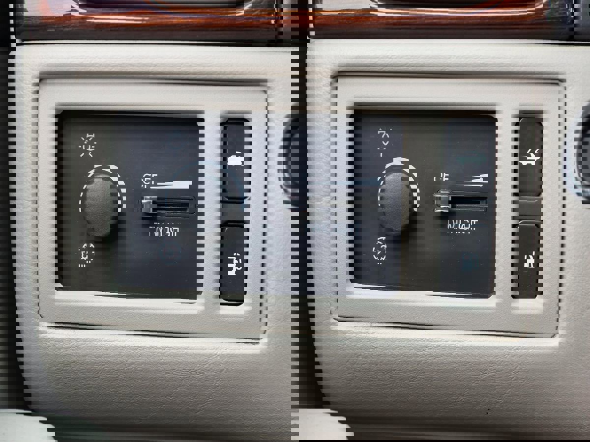 Used 1997 Cadillac De Ville D'Elegance w/ Safety/Security Pkg image 32