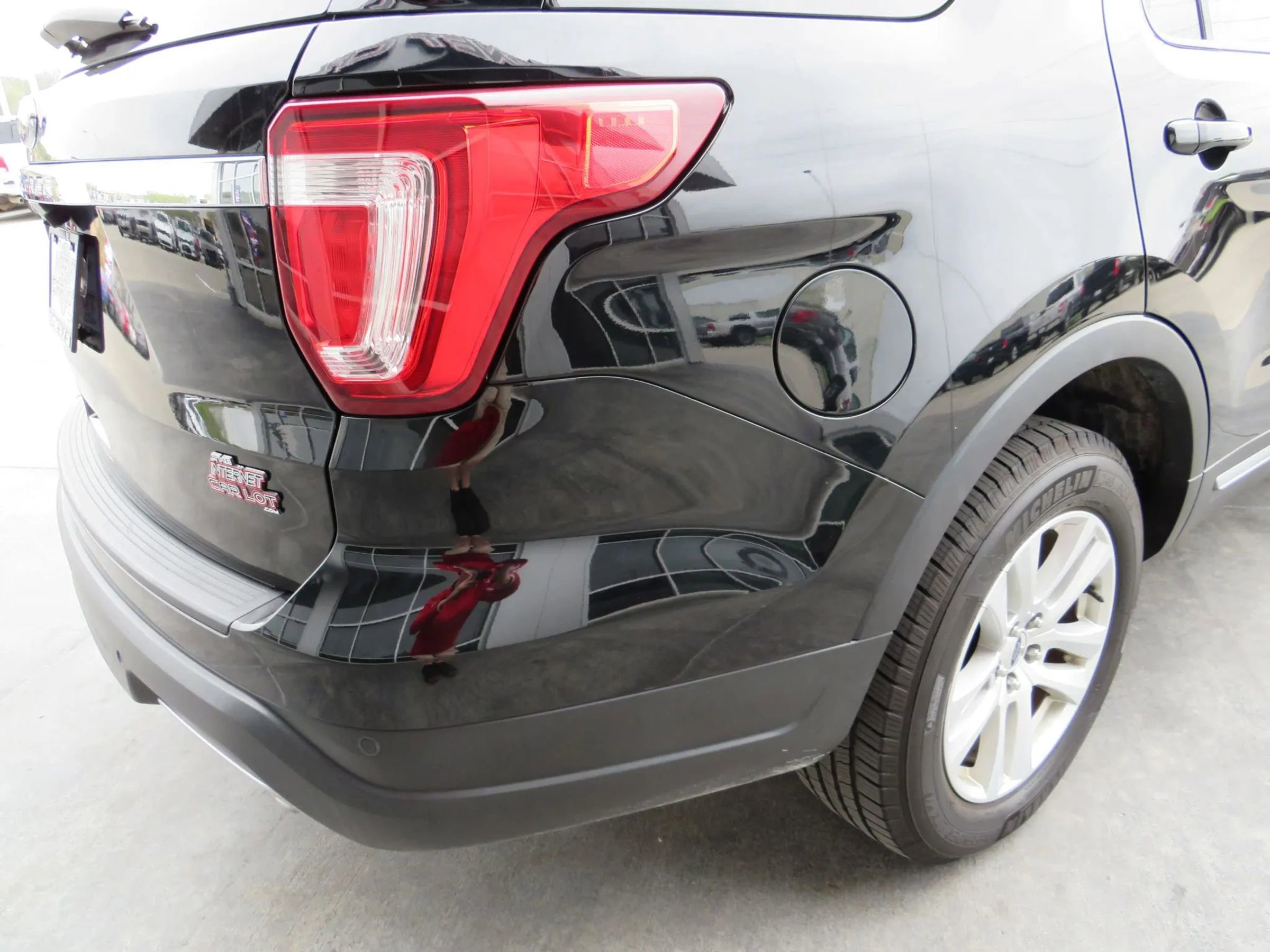 Used 2018 Ford Explorer XLT image 28