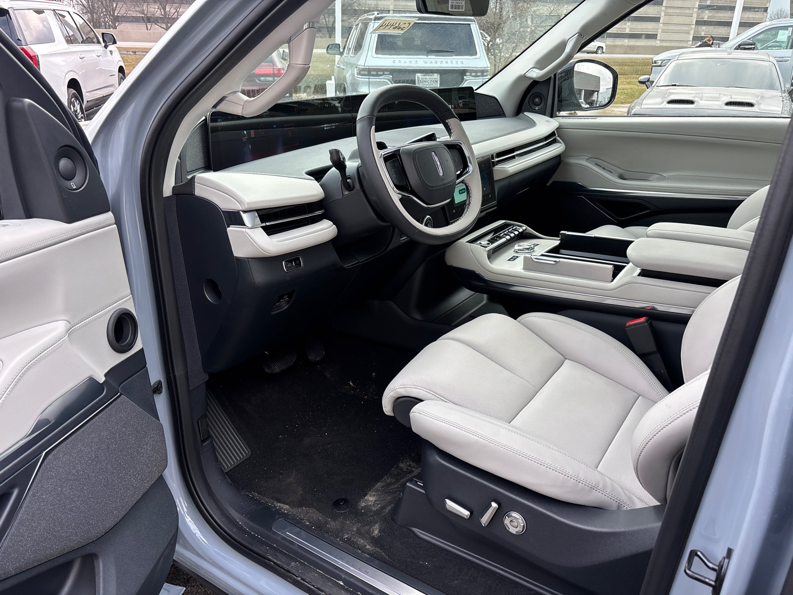 New 2026 Lincoln Navigator Reserve w/ Jet Appearance Package AWD/4WD image 24