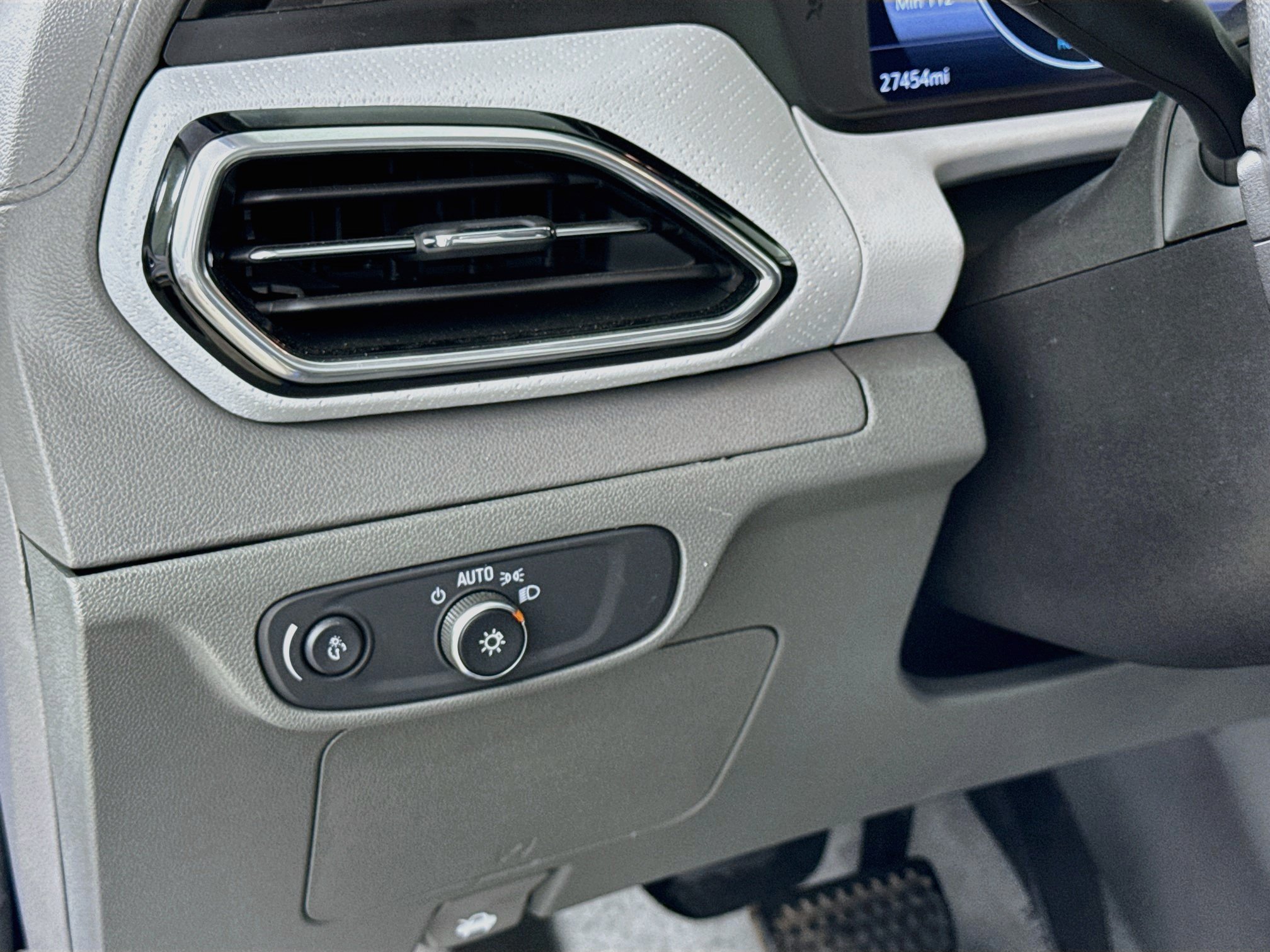 Used 2023 Chevrolet Bolt EUV Premier w/ Sun & Sound Package FWD image 12