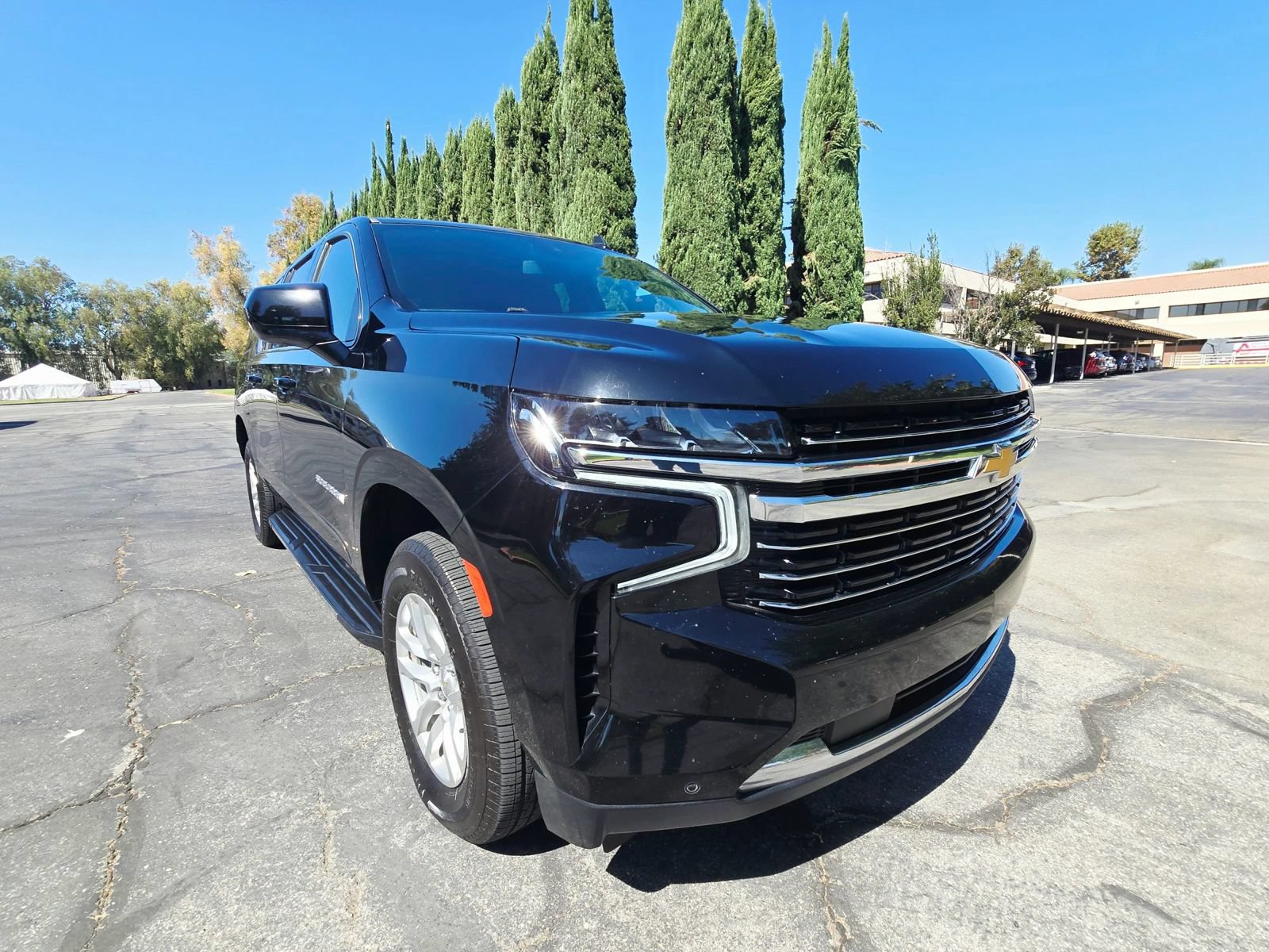 Used 2023 Chevrolet Suburban LT RWD image 2