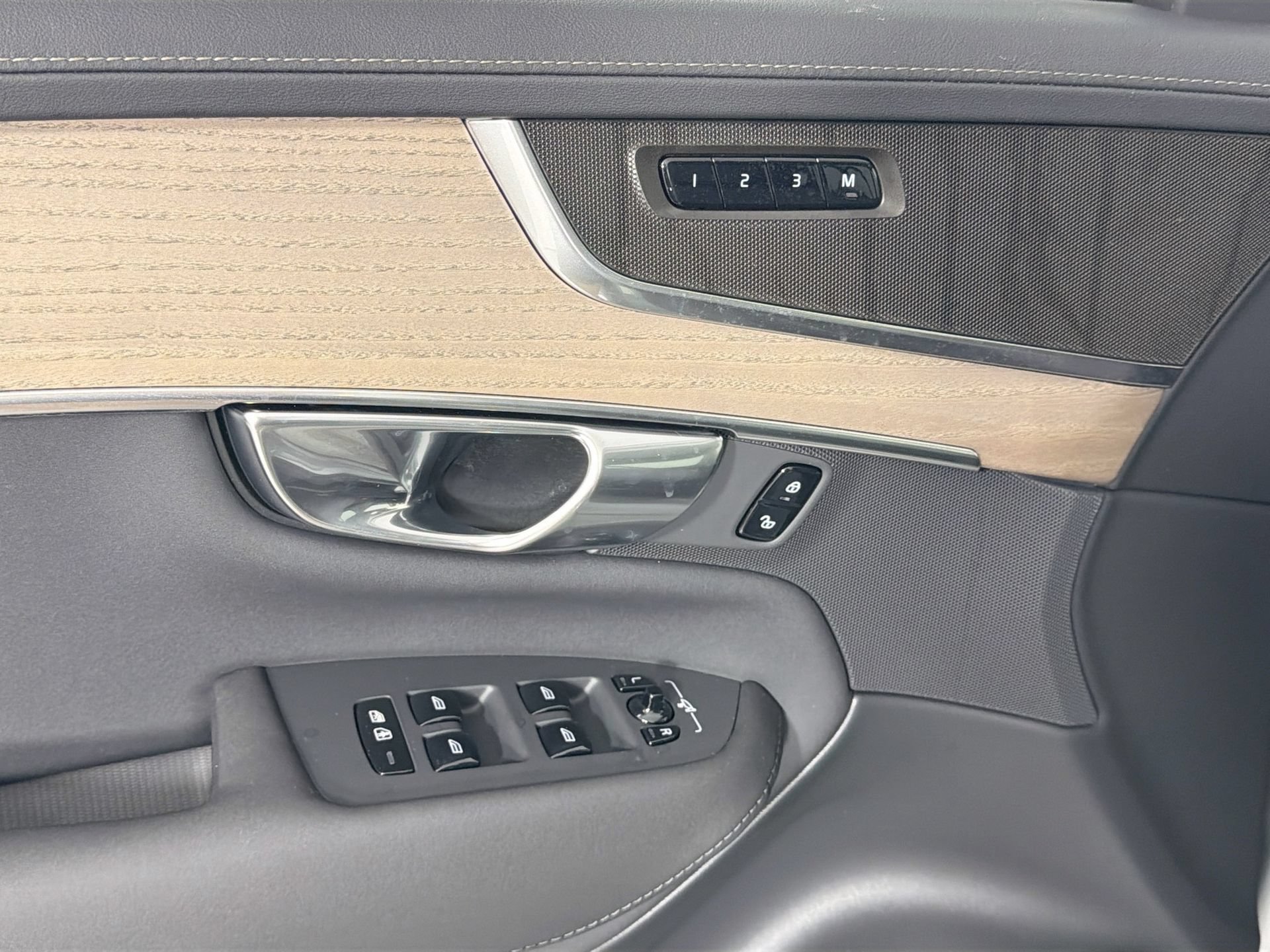New 2026 Volvo XC90 B6 Core w/ Protection Package Premier AWD/4WD image 18