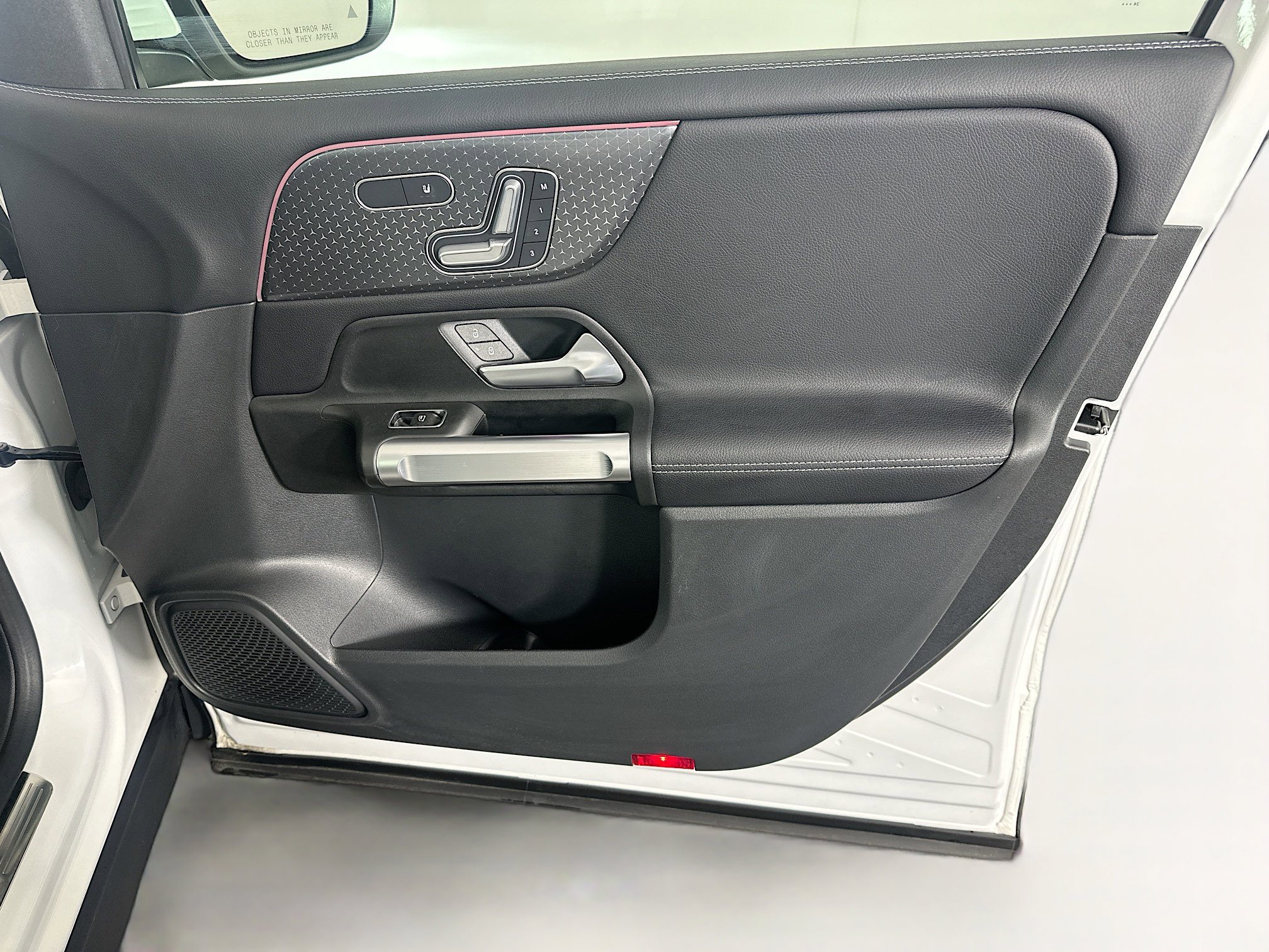 Used 2025 Mercedes-Benz GLB 250 image 32