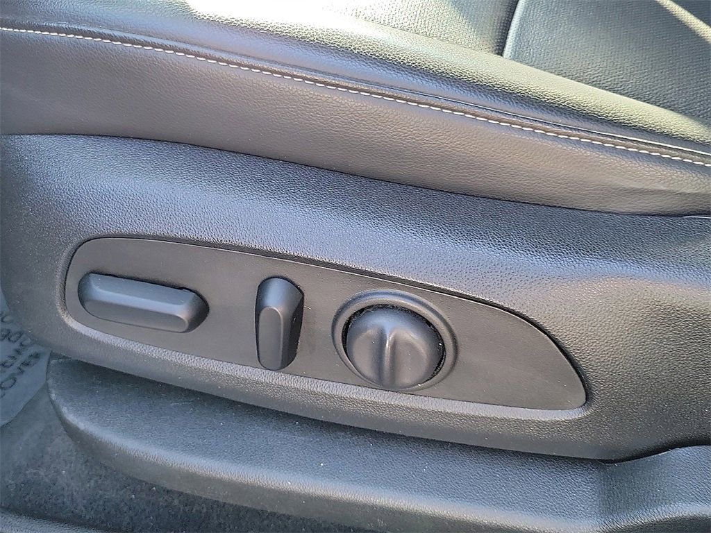 Used 2023 GMC Acadia SLT image 17