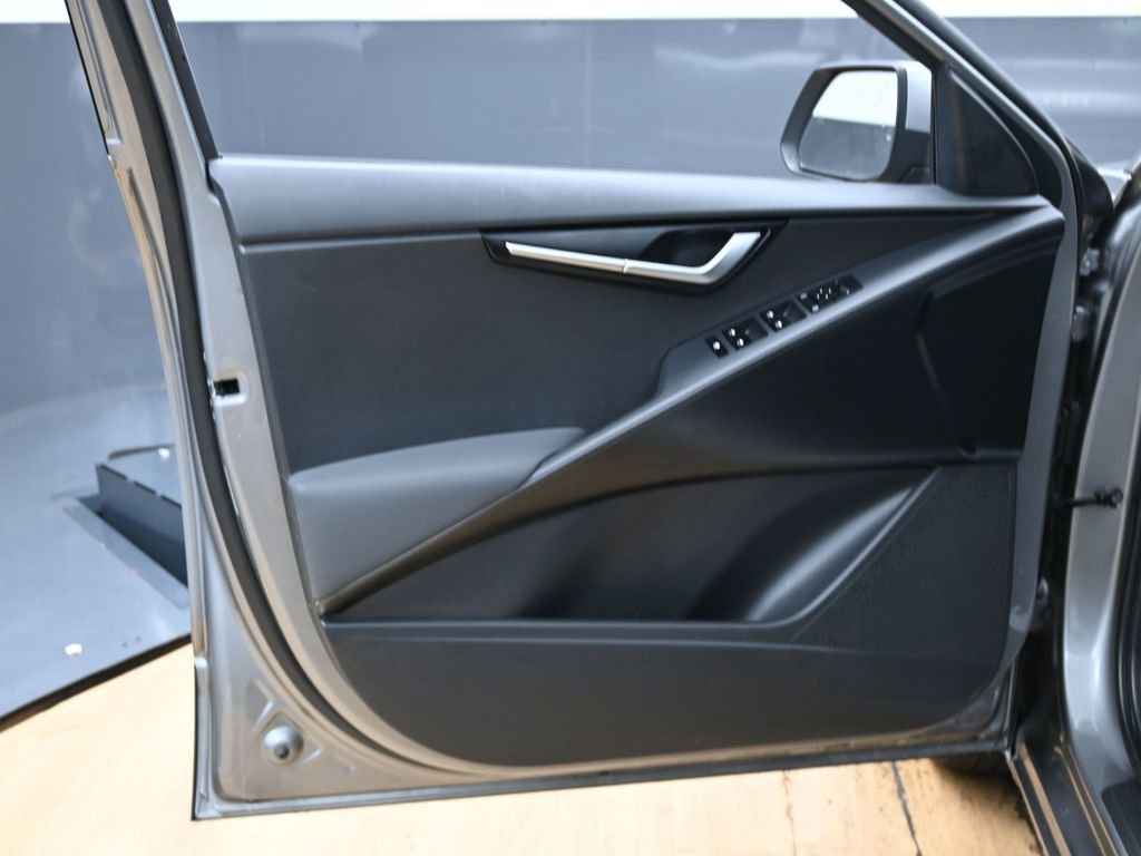 Used 2023 Kia Niro LX image 36