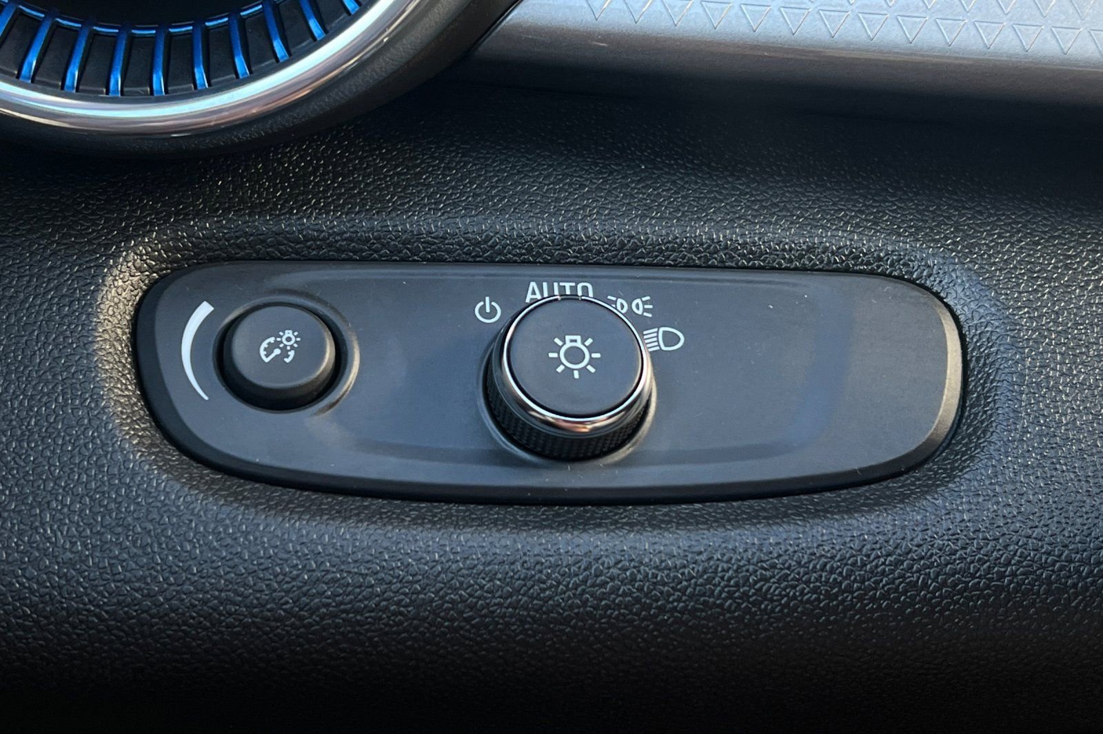 Used 2024 Chevrolet Trax LT w/ LT Convenience Package image 35