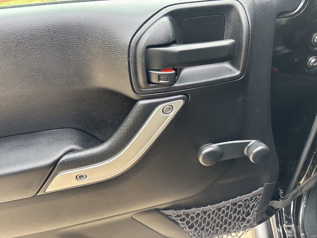 Used 2016 Jeep Wrangler Rubicon w/ Connectivity Group image 25