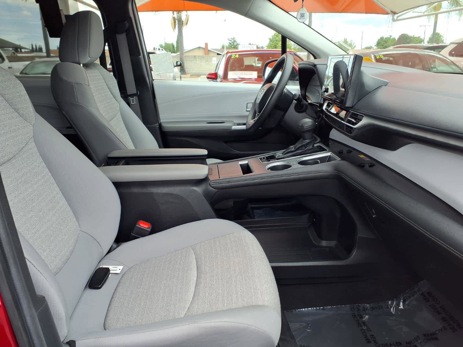 Certified 2025 Toyota Sienna LE FWD image 22