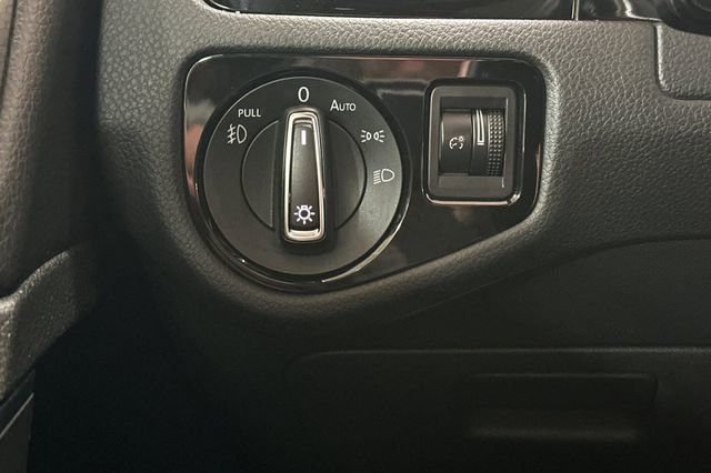 Used 2018 Volkswagen GTI SE w/ SE Leather Package image 32