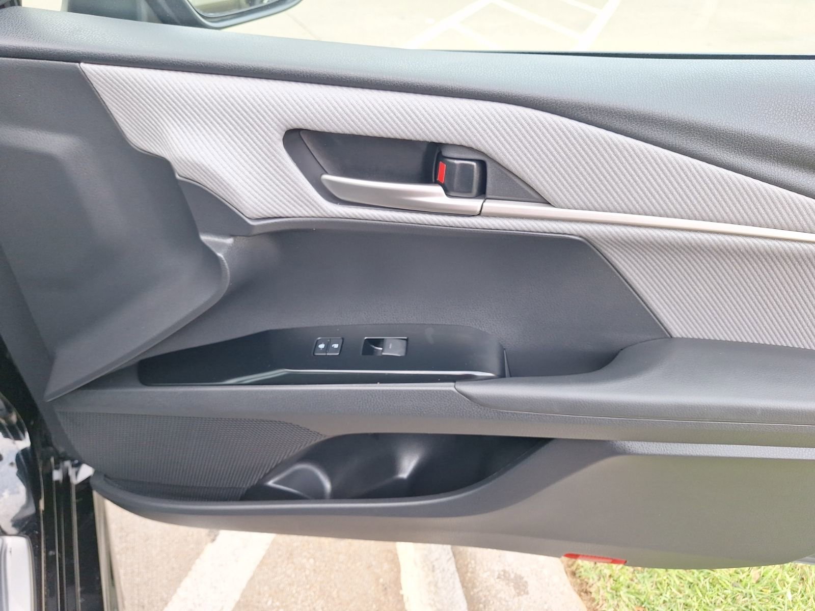 Used 2025 Toyota Camry SE FWD image 35