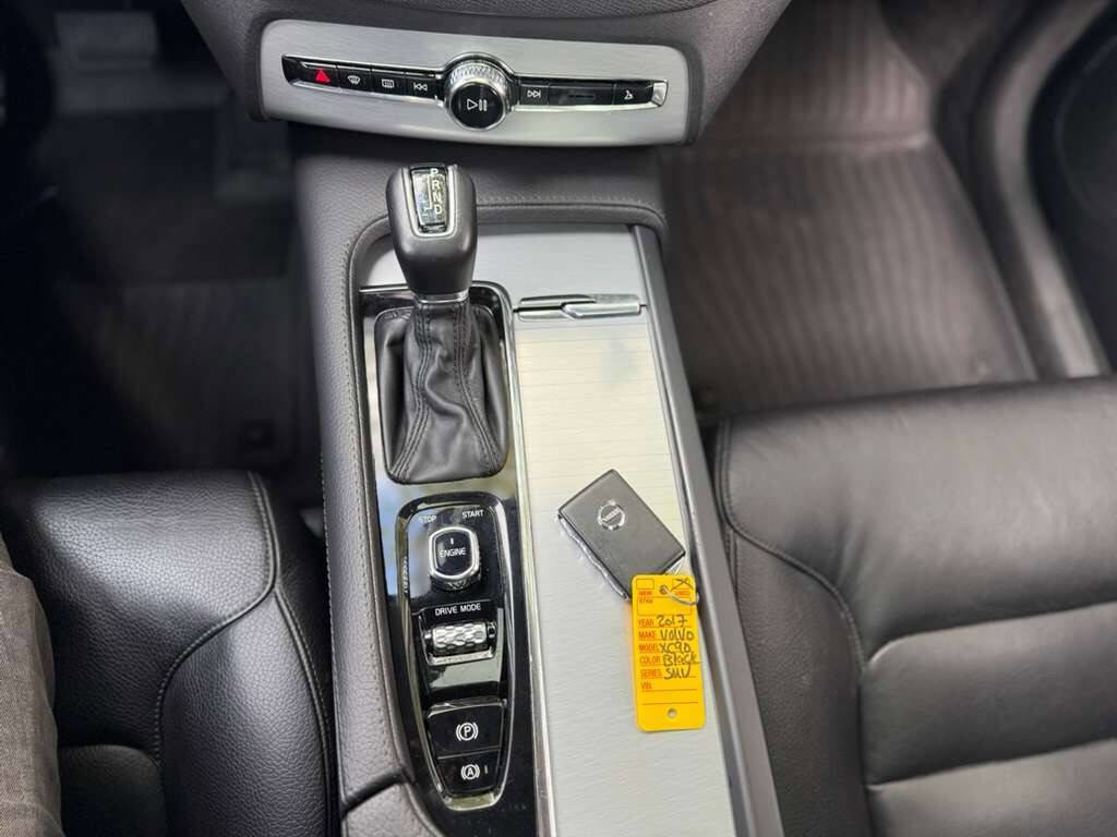 Used 2017 Volvo XC90 T6 Momentum w/ Vision Package image 16