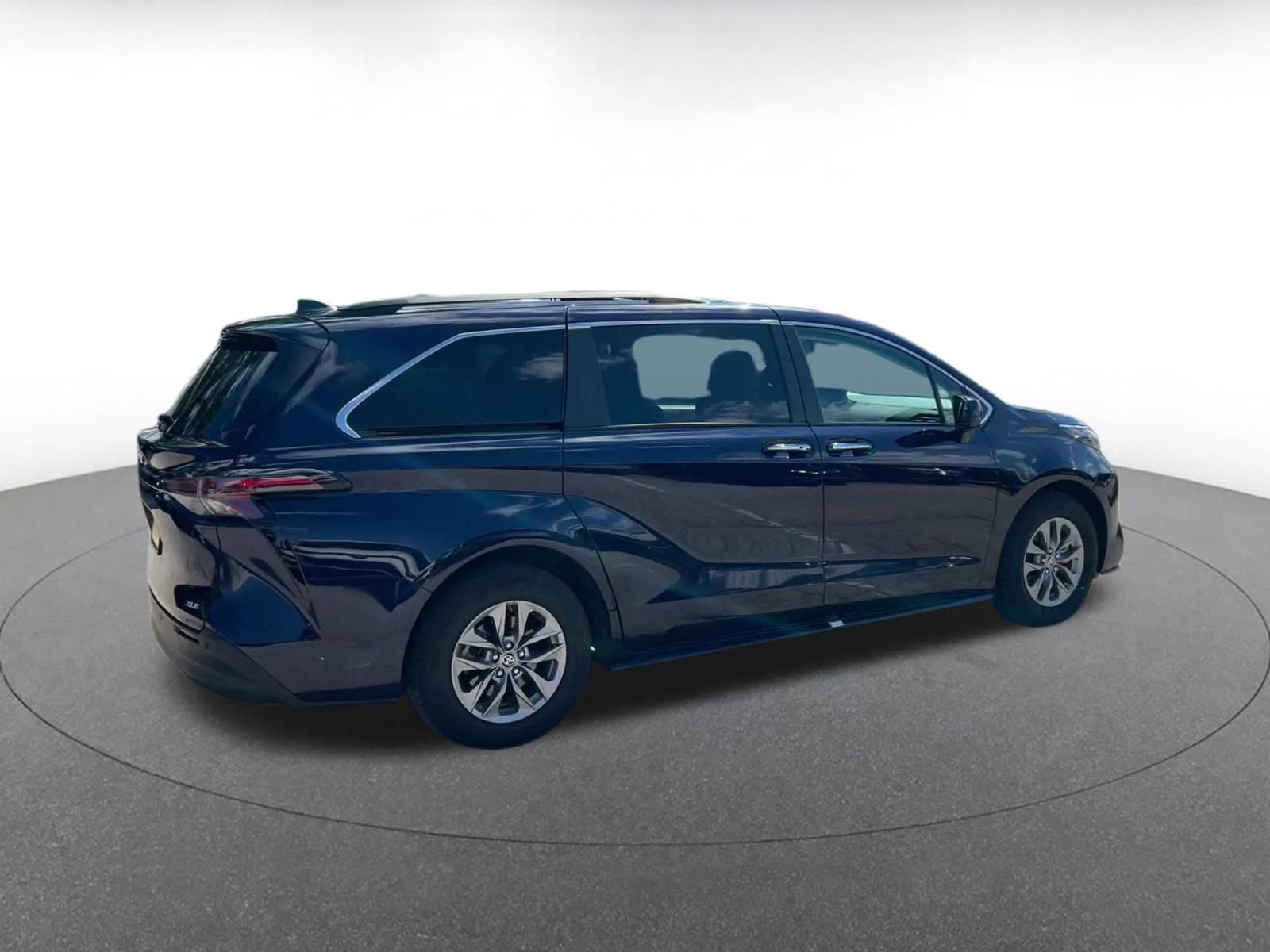 Used 2025 Toyota Sienna XLE FWD image 13