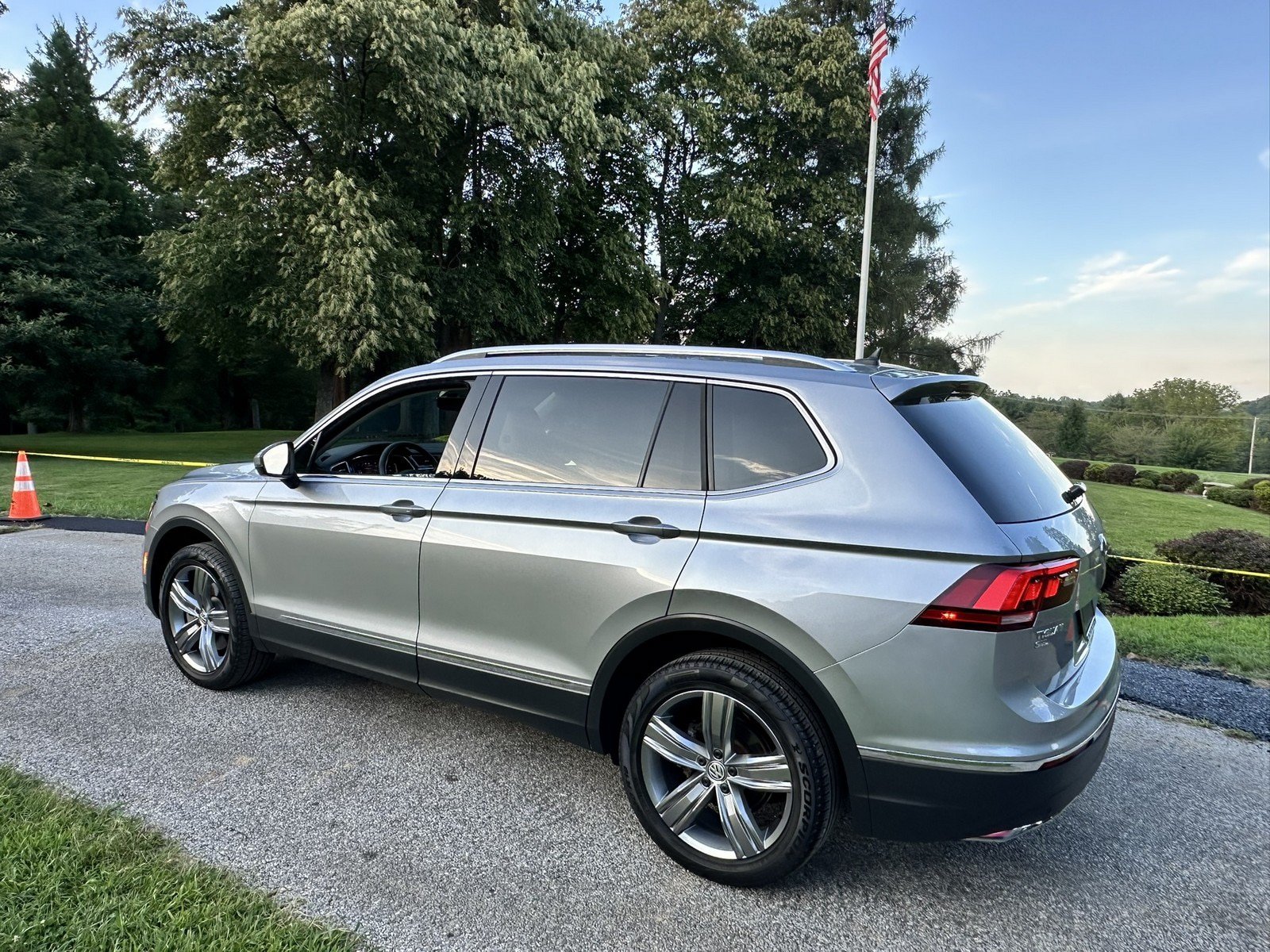Used 2020 Volkswagen Tiguan SEL AWD/4WD image 7