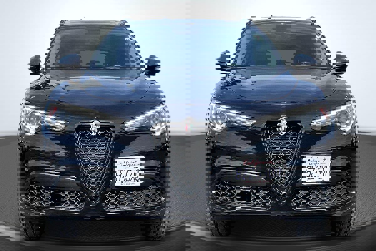 Used 2019 Alfa Romeo Stelvio Ti w/ Nero Edizione image 3