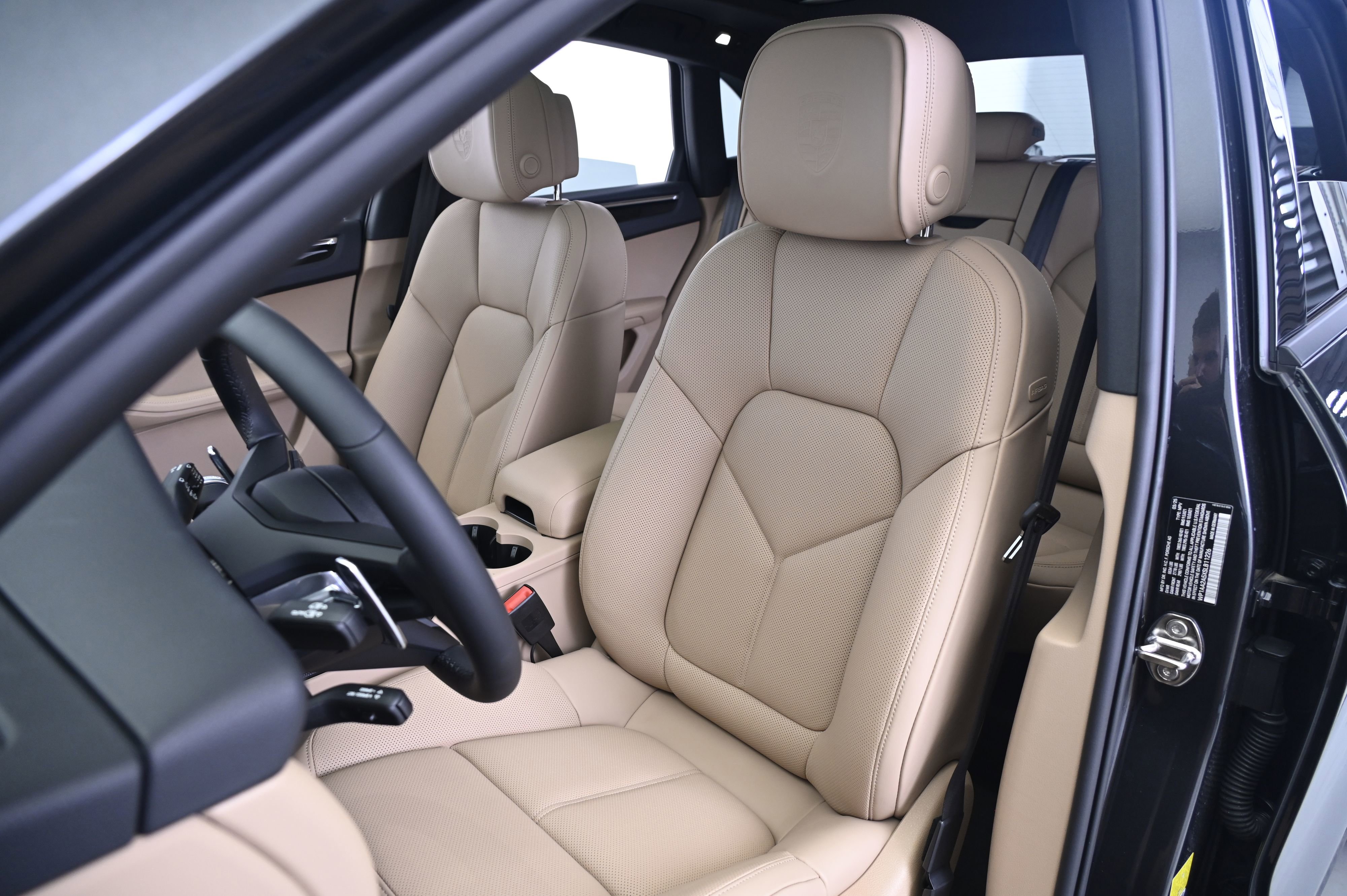 Certified 2025 Porsche Macan image 5