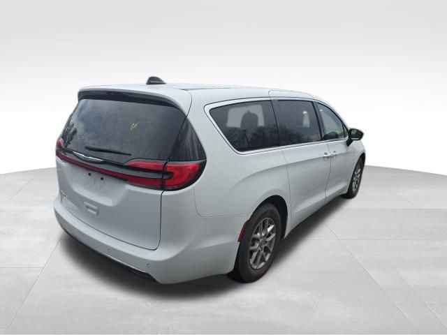 Used 2024 Chrysler Pacifica Touring-L image 6