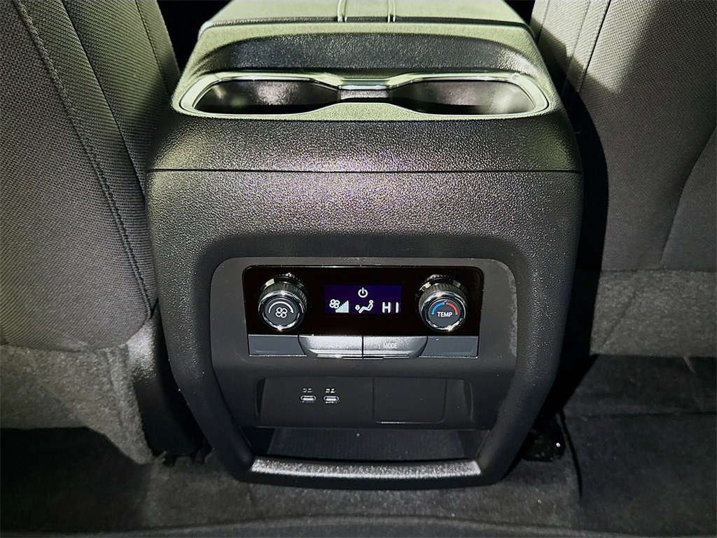 Used 2025 Chevrolet Traverse LT image 23