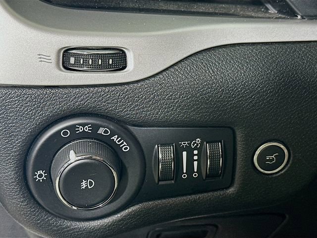 Used 2015 Jeep Cherokee Trailhawk w/ Comfort/Convenience Group image 12