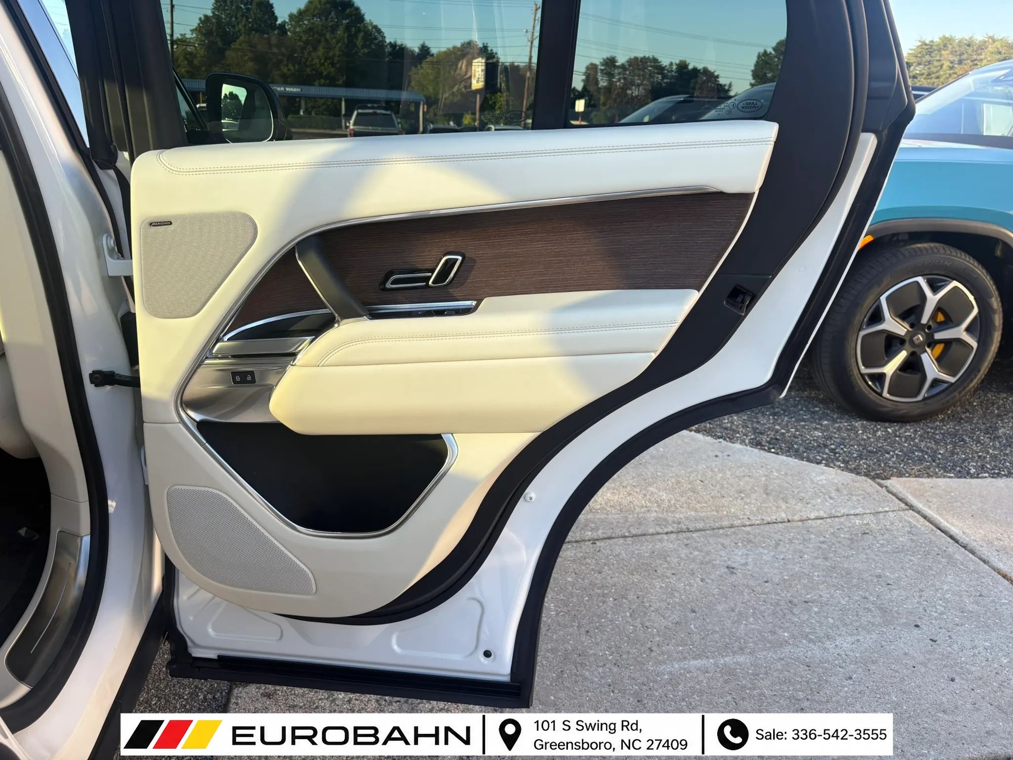 Used 2025 Land Rover Range Rover SE AWD/4WD image 13