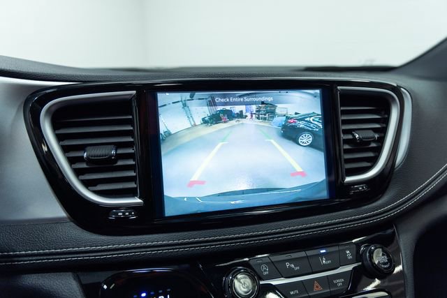 Used 2025 Chrysler Pacifica Limited image 18
