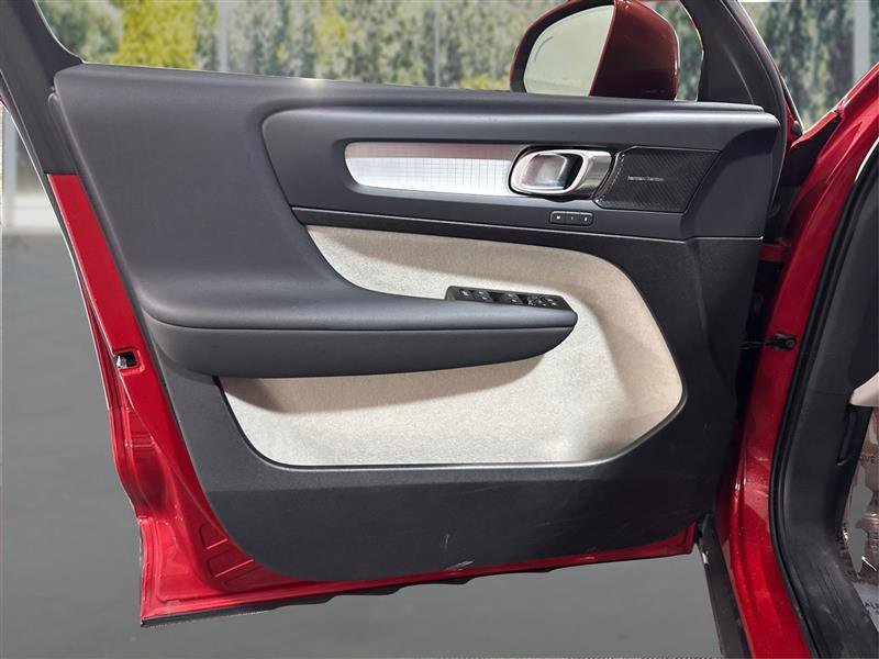 Used 2021 Volvo XC40 T5 Momentum image 18