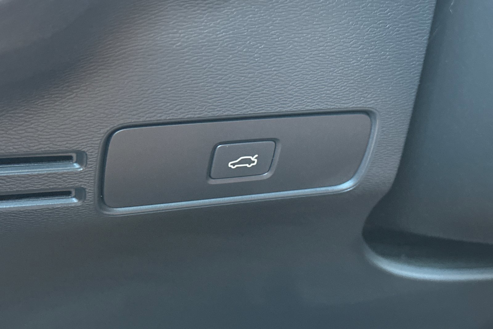 Certified 2023 Volvo C40 P8 Recharge Plus AWD/4WD image 31