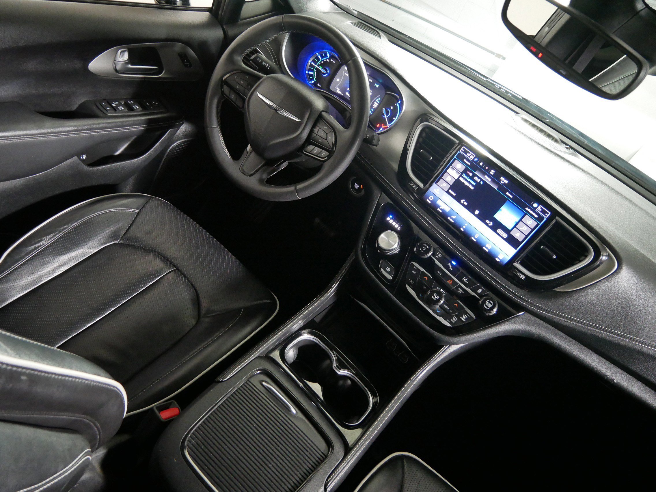 Used 2024 Chrysler Pacifica Premium FWD image 9
