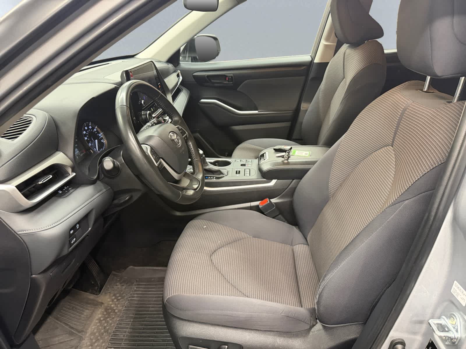Used 2025 Toyota Highlander LE AWD/4WD image 7