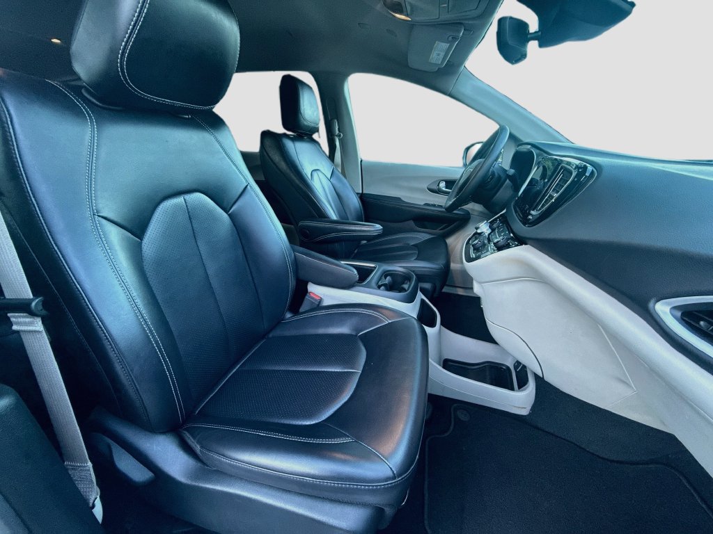 Used 2023 Chrysler Pacifica Touring-L FWD image 31