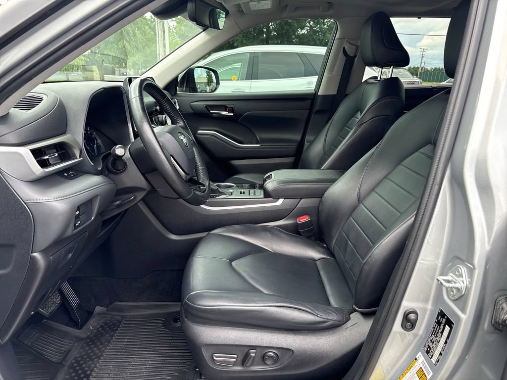 Used 2020 Toyota Highlander XLE AWD/4WD image 12