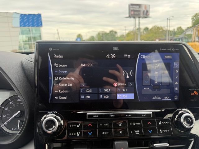 Used 2021 Toyota Highlander Platinum AWD/4WD image 11