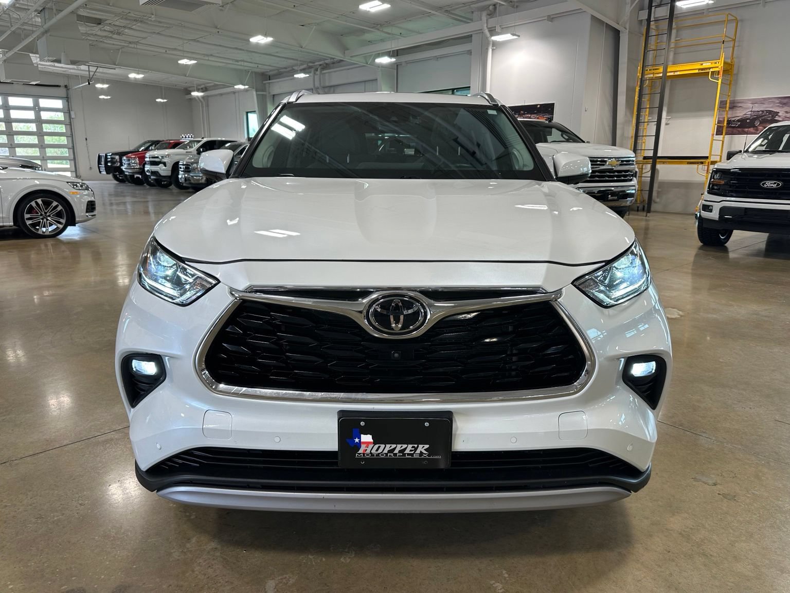 Used 2024 Toyota Highlander Platinum AWD/4WD image 2