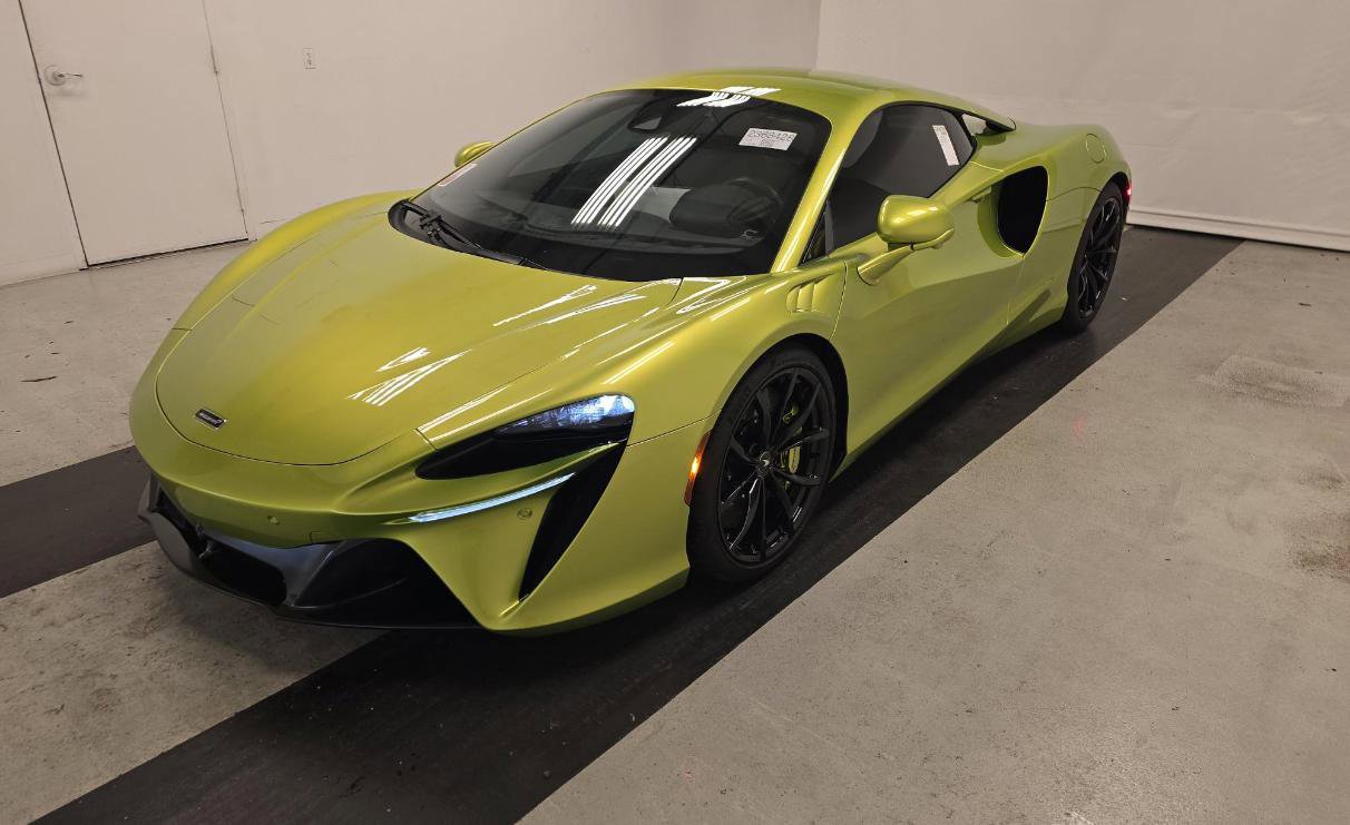Used 2023 McLaren Artura image 1