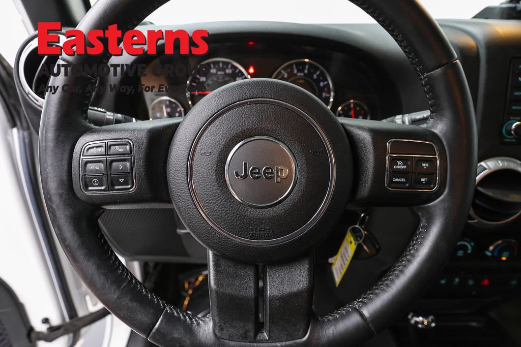 Used 2015 Jeep Wrangler Unlimited Sahara w/ Connectivity Group AWD/4WD image 10