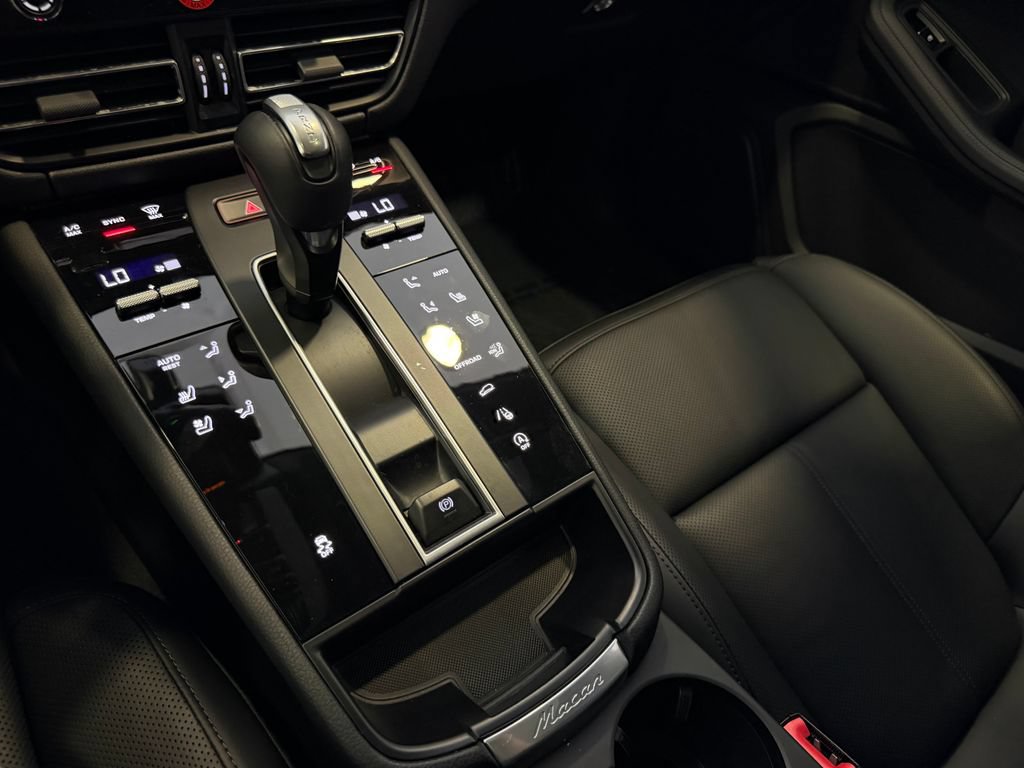 Certified 2026 Porsche Macan AWD/4WD image 19