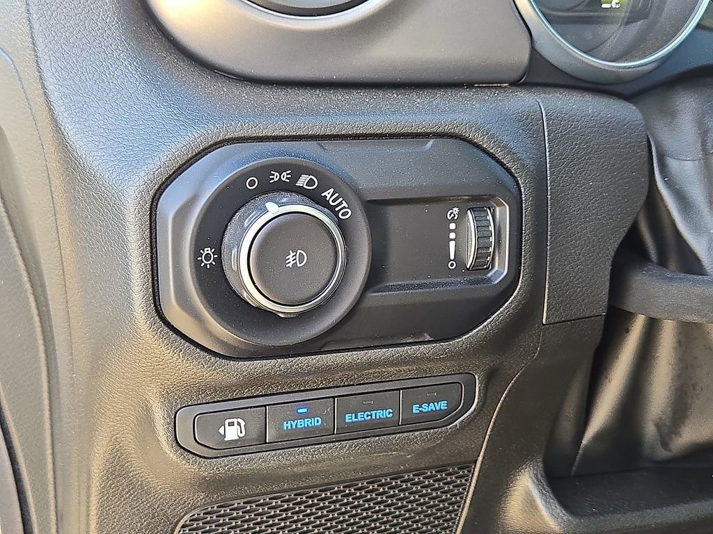 Used 2023 Jeep Wrangler Unlimited image 24