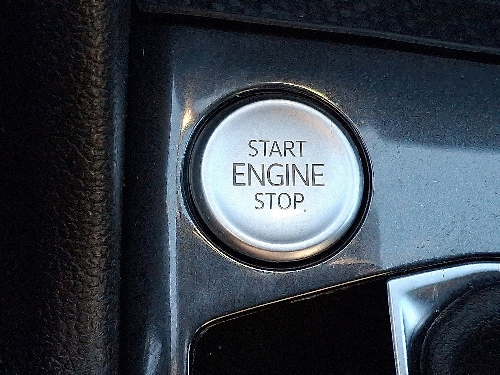 Used 2024 Volkswagen Tiguan SE R-Line image 22