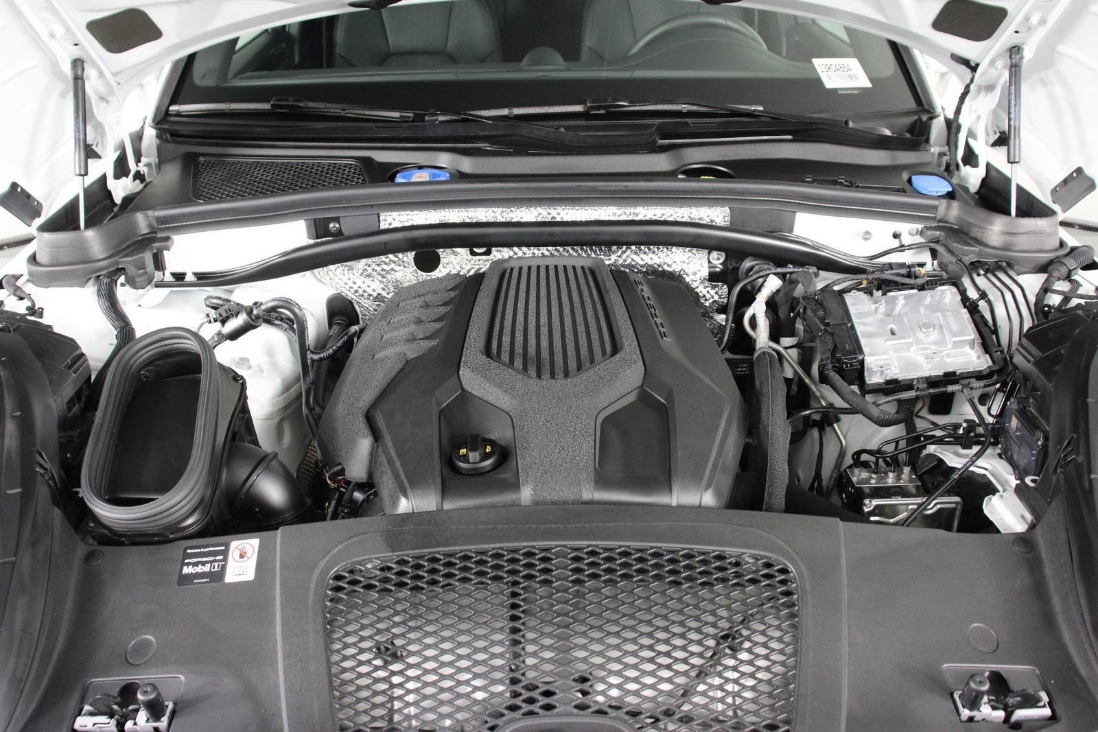 Certified 2026 Porsche Macan AWD/4WD image 26