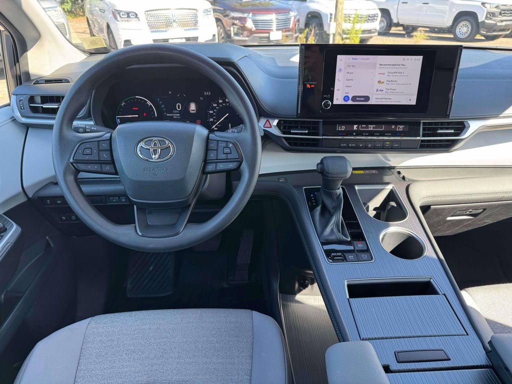 Used 2025 Toyota Sienna LE AWD/4WD image 19