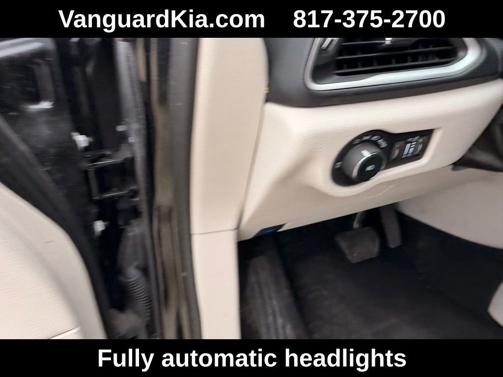 Used 2023 Chrysler Pacifica Touring-L FWD image 16