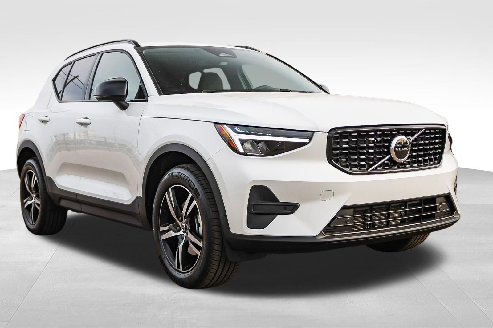 New 2026 Volvo XC40 B5 Core w/ Climate Package image 3