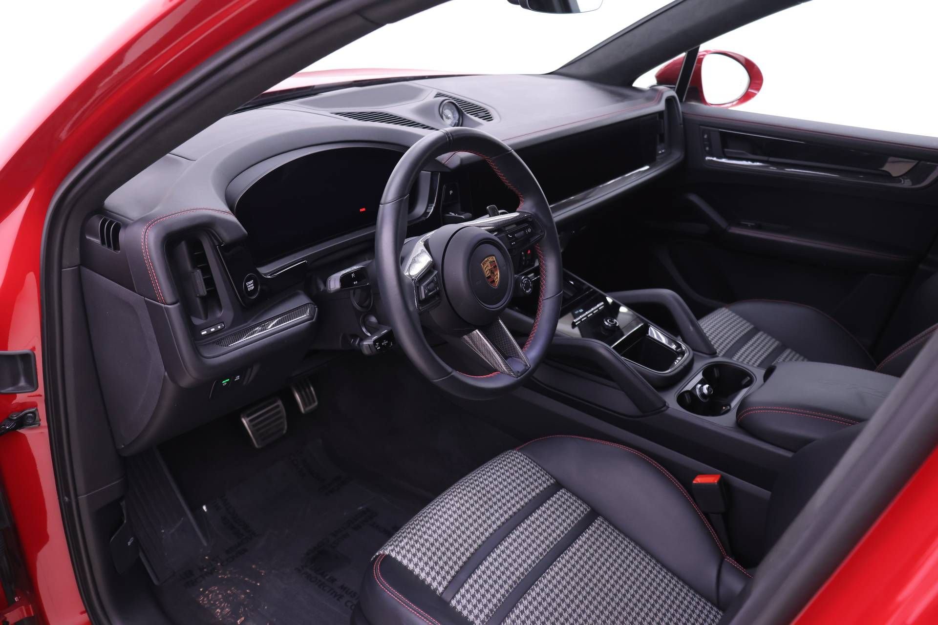 Certified 2025 Porsche Cayenne GTS AWD/4WD image 4