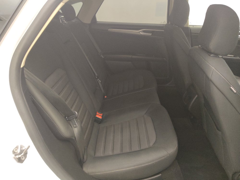 Used 2020 Ford Fusion SE FWD image 19