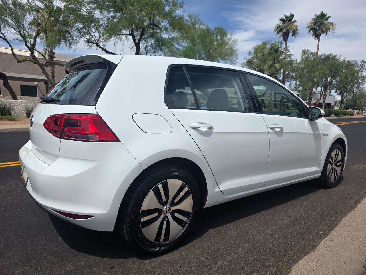 Used 2016 Volkswagen e-Golf SE w/ DC Fast Charging Package FWD image 23