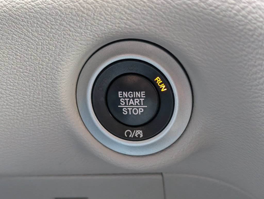 Used 2018 Chrysler Pacifica L FWD image 16